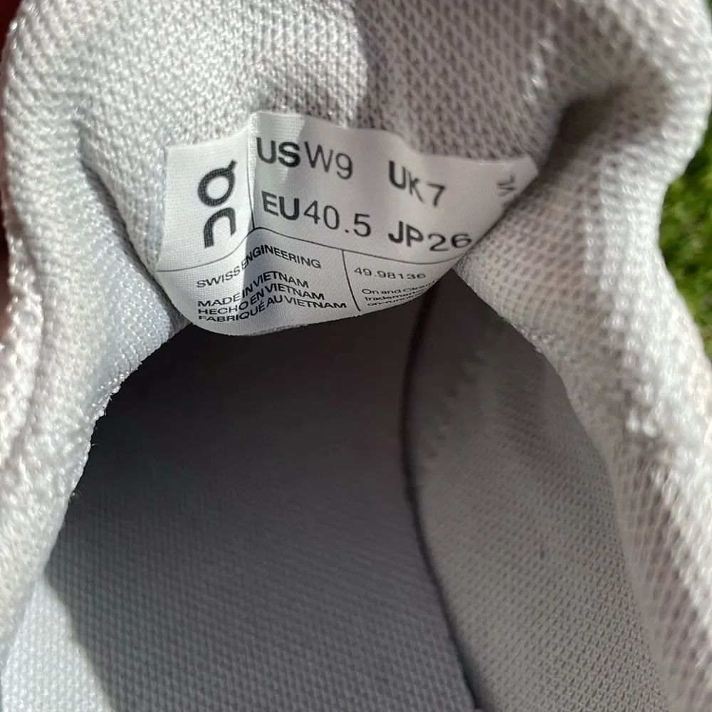 LIKE NEW ON Cloudaway Sneakers